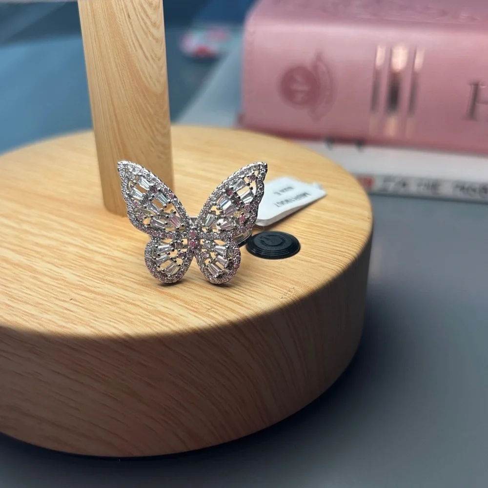 NWT Butterfly Statement Ring Size 6